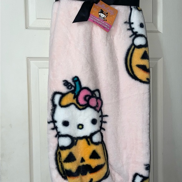 Hello Kitty and pumpkin Halloween blanket  🎃 - Picture 2 of 2